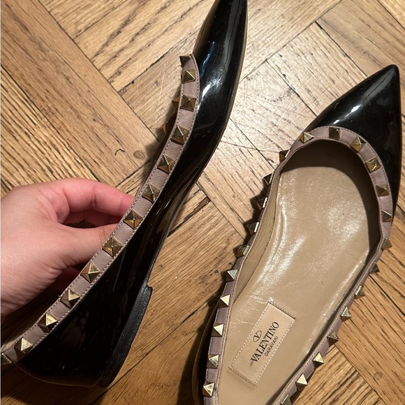 VALENTINO STUDDED BLACK PATENT LEATHER FLATS - Picture 2 of 4